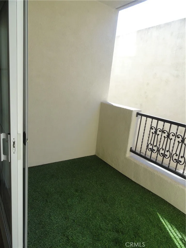 15206 Burbank Boulevard 107, Sherman Oaks, California 91411 home-pic-60